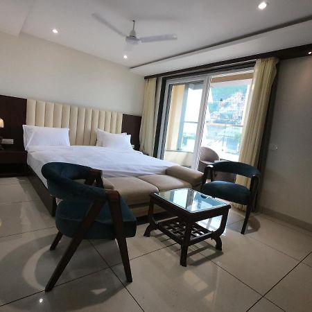 Hotel The Bellevue Indore Buitenkant foto