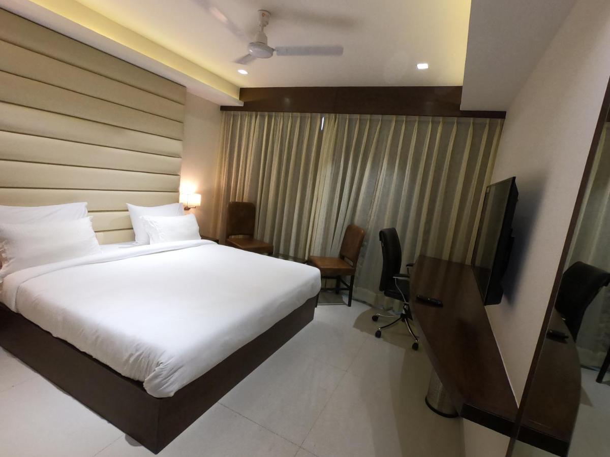 Hotel The Bellevue Indore Buitenkant foto