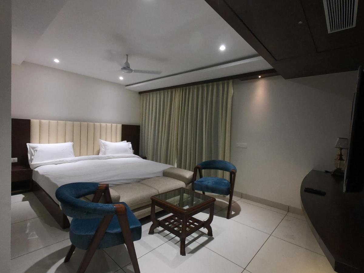 Hotel The Bellevue Indore Buitenkant foto