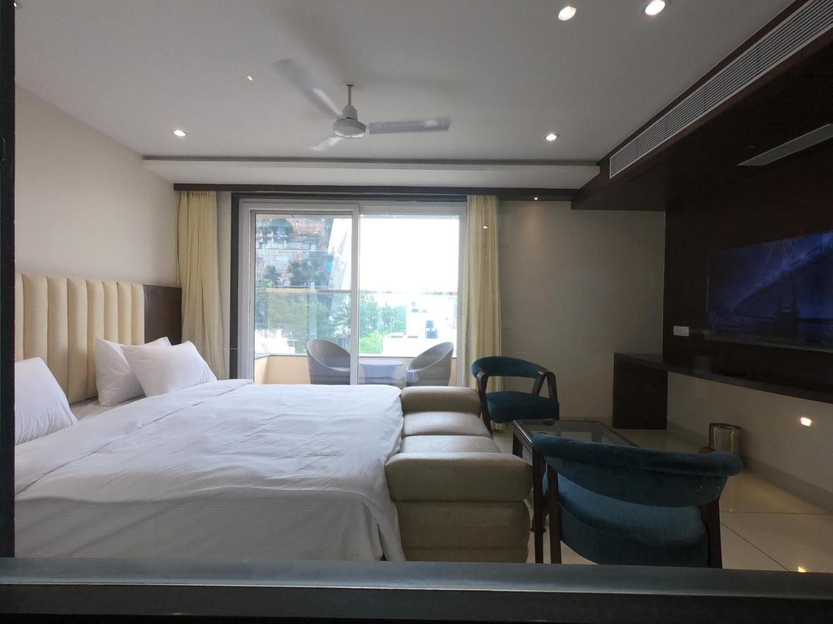 Hotel The Bellevue Indore Buitenkant foto