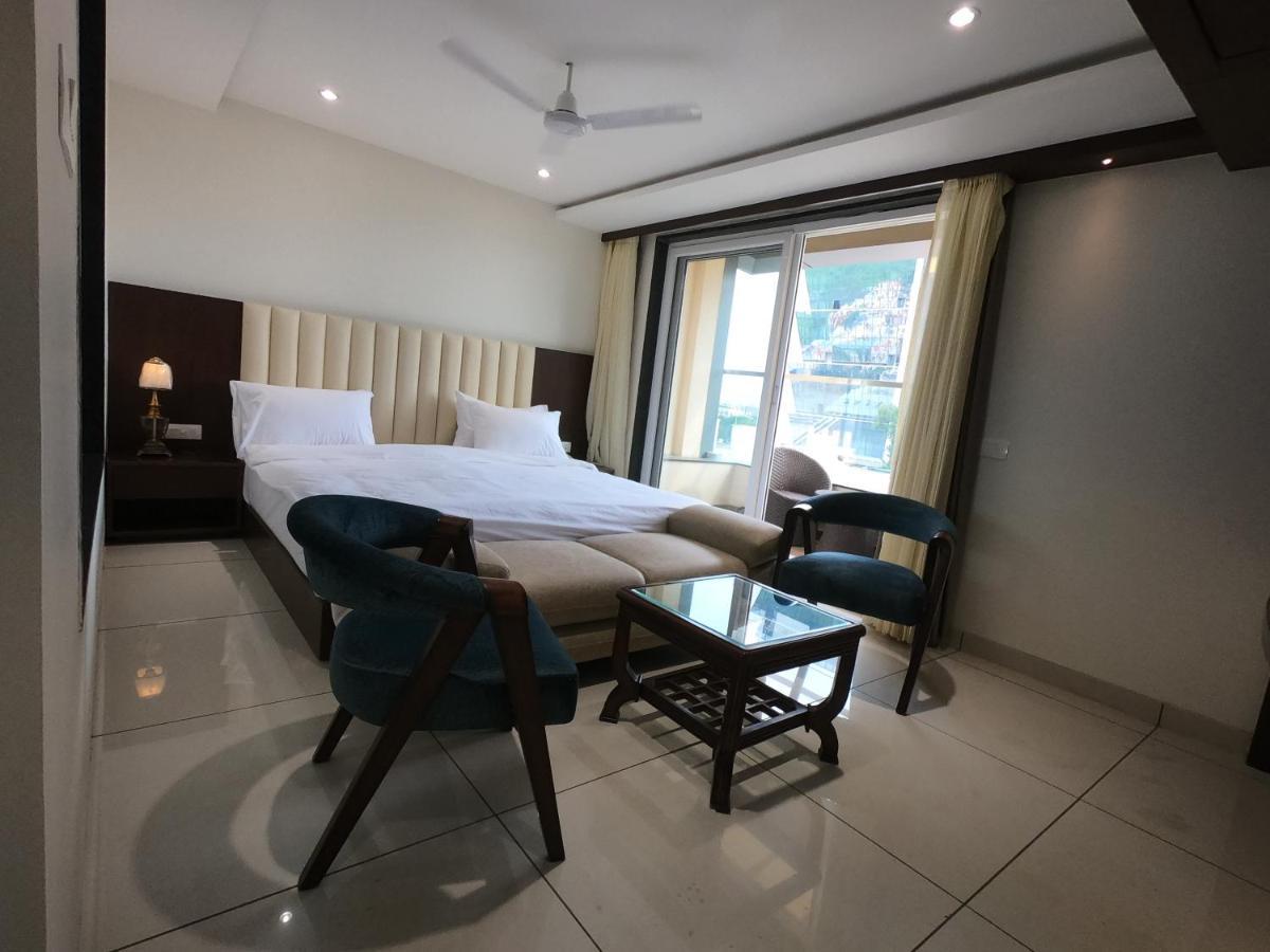 Hotel The Bellevue Indore Buitenkant foto
