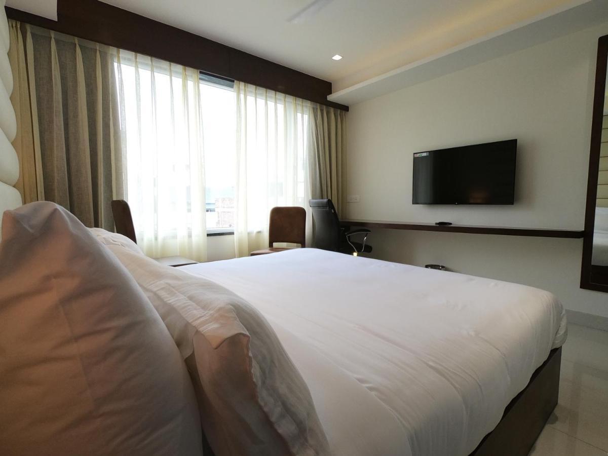 Hotel The Bellevue Indore Buitenkant foto