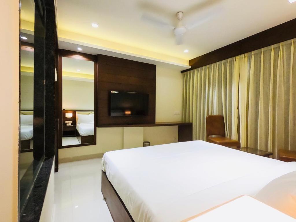 Hotel The Bellevue Indore Buitenkant foto