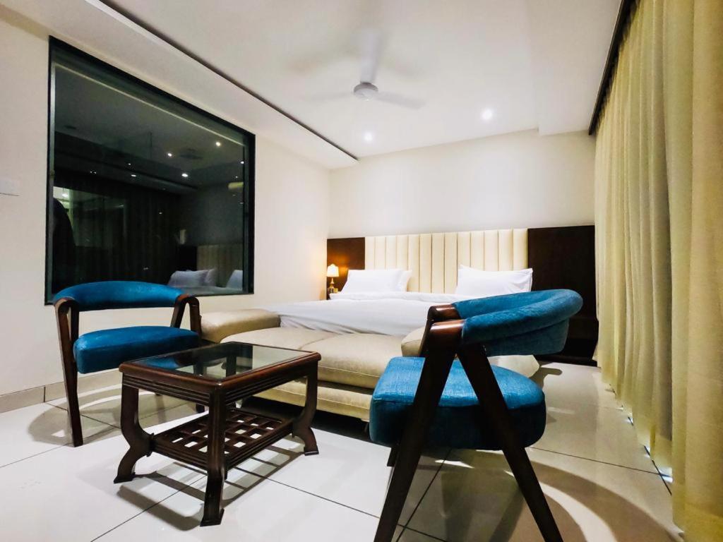 Hotel The Bellevue Indore Buitenkant foto