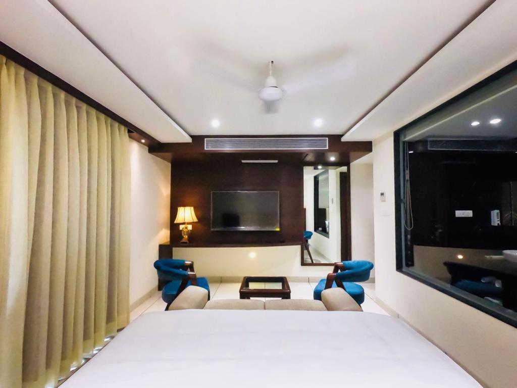 Hotel The Bellevue Indore Buitenkant foto